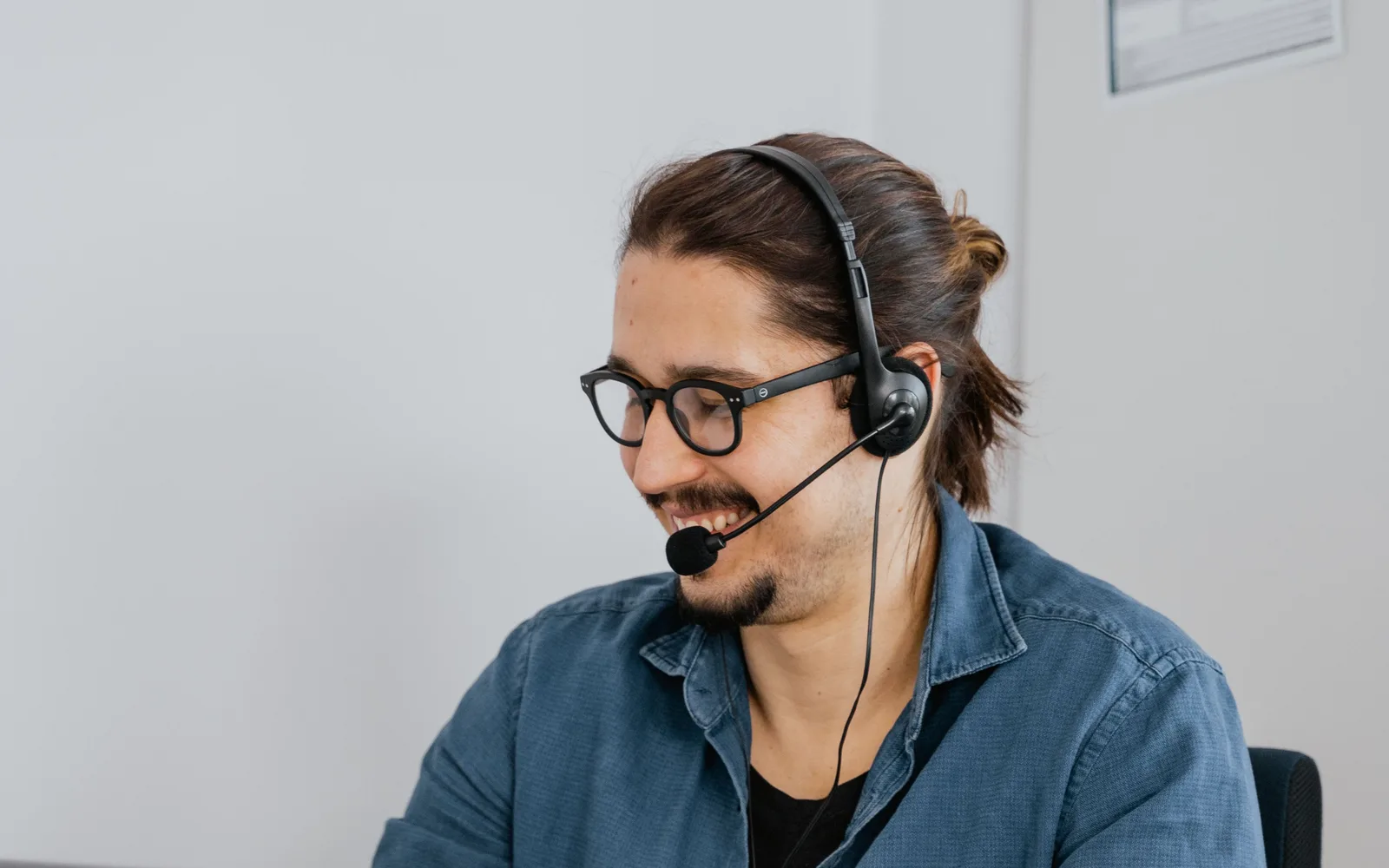 Person med headset vid en dator